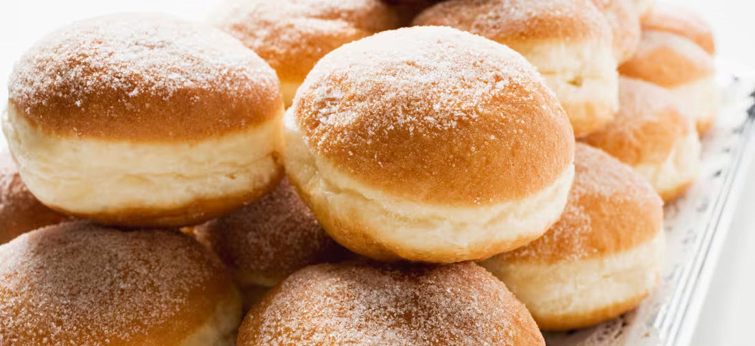 Pączki z piekarnika posypane cukrem pudrem