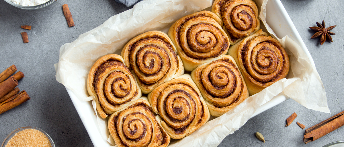 Fit cynamonki wyłożone w blaszce do pieczenia