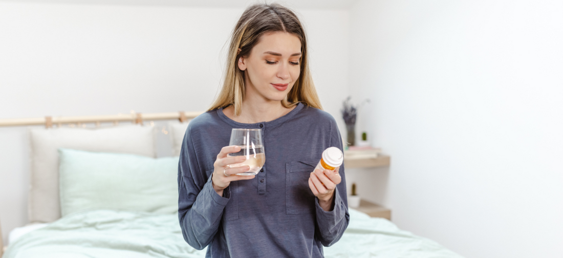 młoda kobieta suplementująca maślan sodu