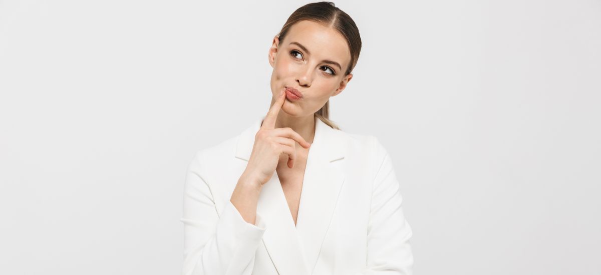 Młoda kobieta ubrana na biało myśli dlaczego warto wybrać kolagen Primabiotic