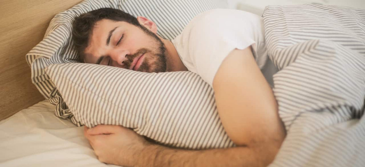 śpiący mężczyzna suplementujący melatoninę 