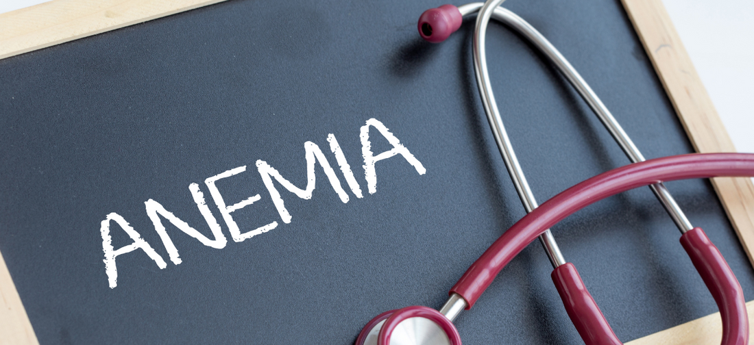 Napisany na tablicy wyraz anemia obok stetoskopu