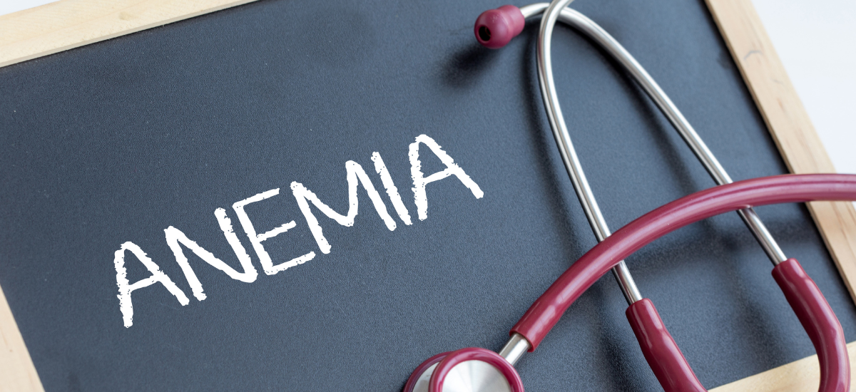 Napisany na tablicy wyraz anemia obok stetoskopu