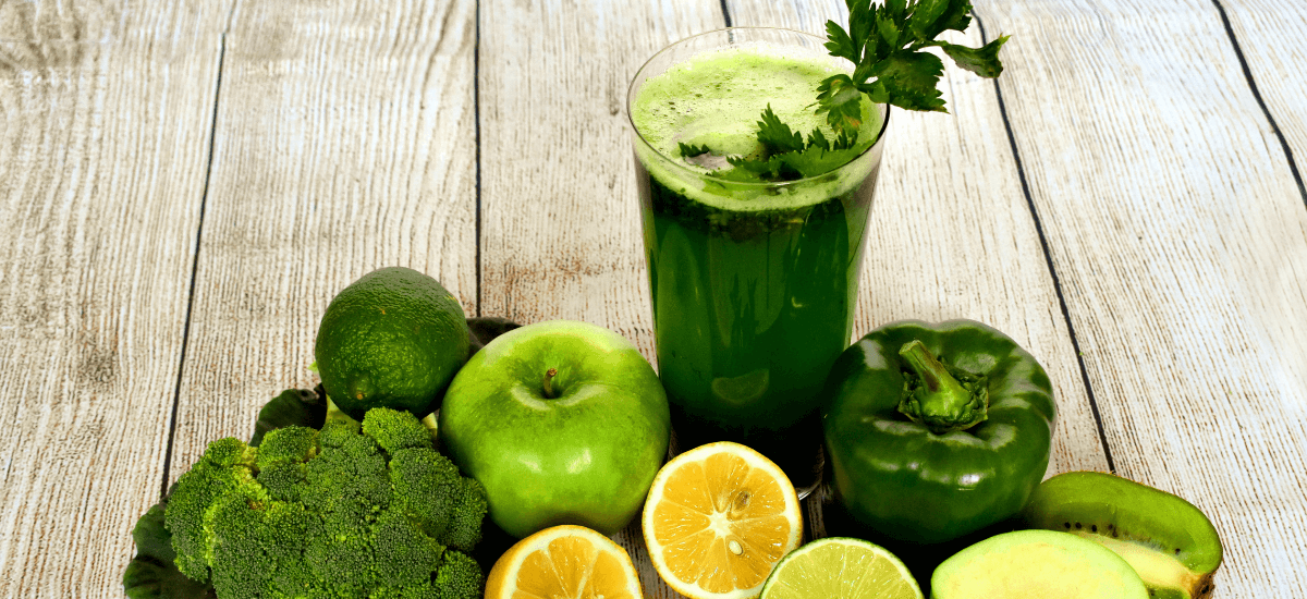 zielony sok z warzyw i owoców