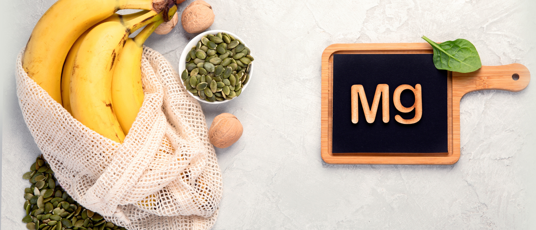 Produkty z magnezem ułożone obok tablicy z symbolem Mg