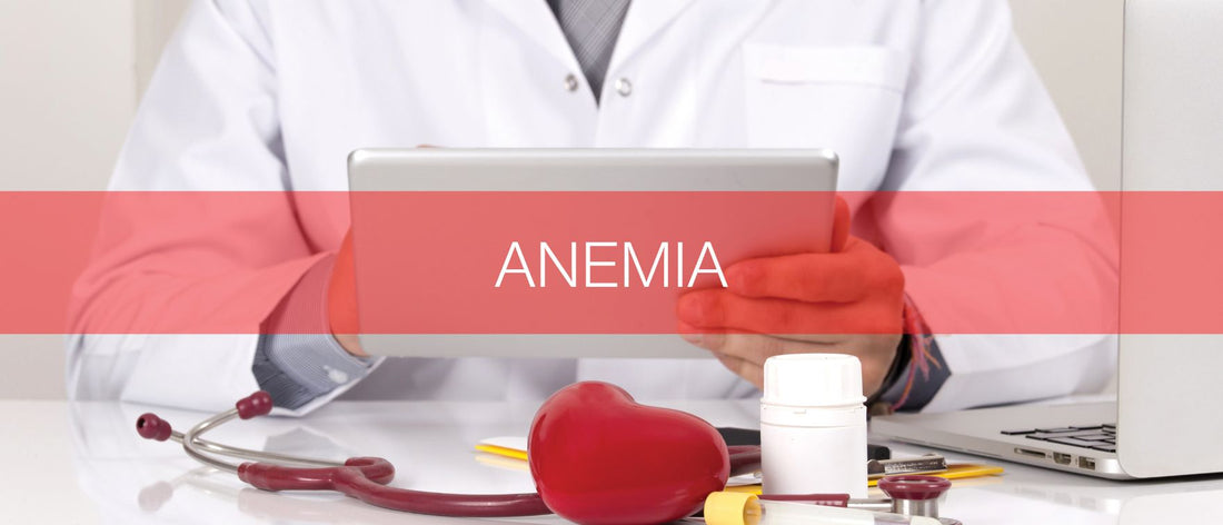 Lekarz w białym fartuchu siedzi przy biurku i zapisuje w tablecie zalecenia jak  wspierać organizm przy anemii z niedoboru żelaza i pokonać objawy