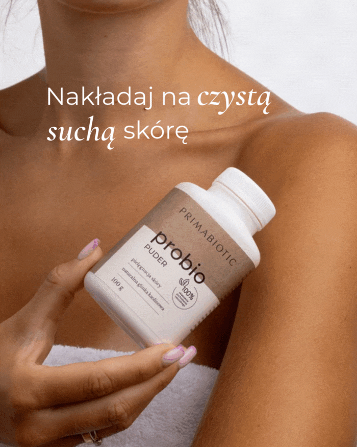 Kobieta nakłada puder probio Primabiotic z glinką kaolinową na suchą skórę do pielęgnacji i oczyszczenia