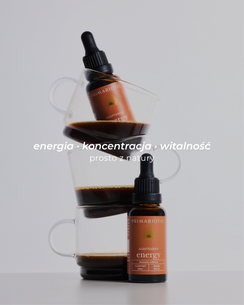 Adaptogeny energy Primabiotic ułożone na filiżankach kawy