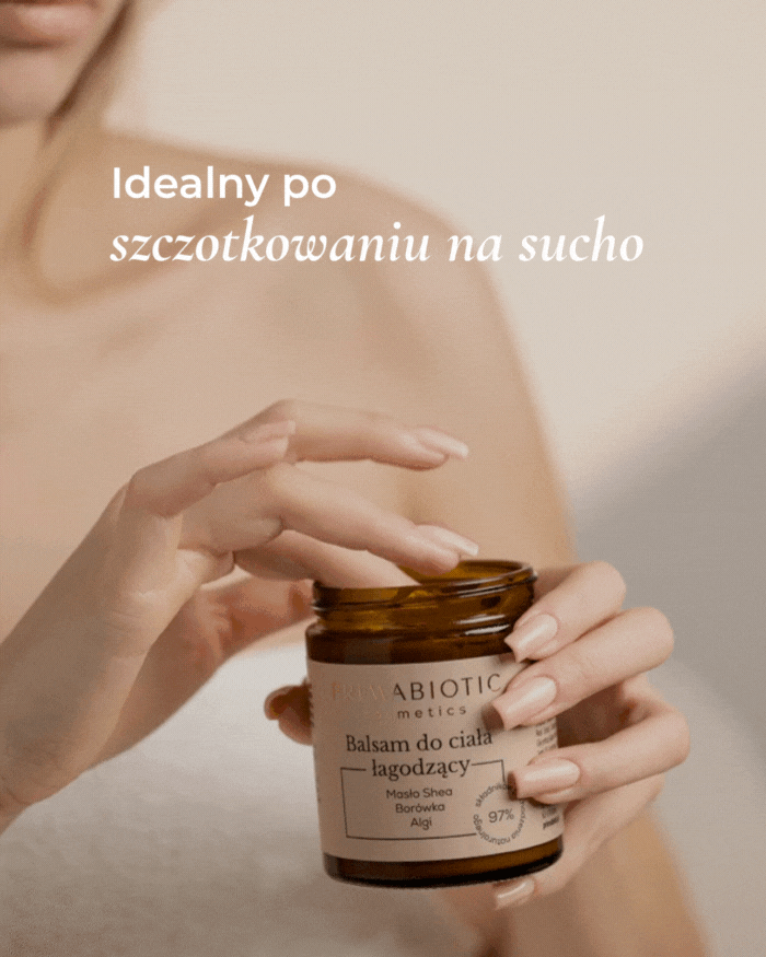 Kobieta smaruje skórę balsamem do ciała Primabiotic po szczotkowaniu na sucho