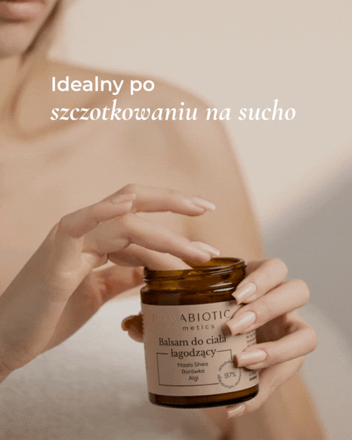 Kobieta smaruje skórę balsamem do ciała Primabiotic po szczotkowaniu na sucho