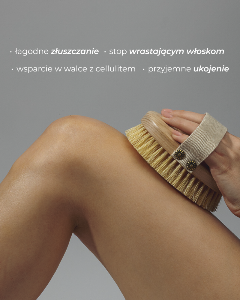 Kobieta używa szczotki do masażu ciała Primabiotic, prezentując korzyści szczotkowania ciała na sucho