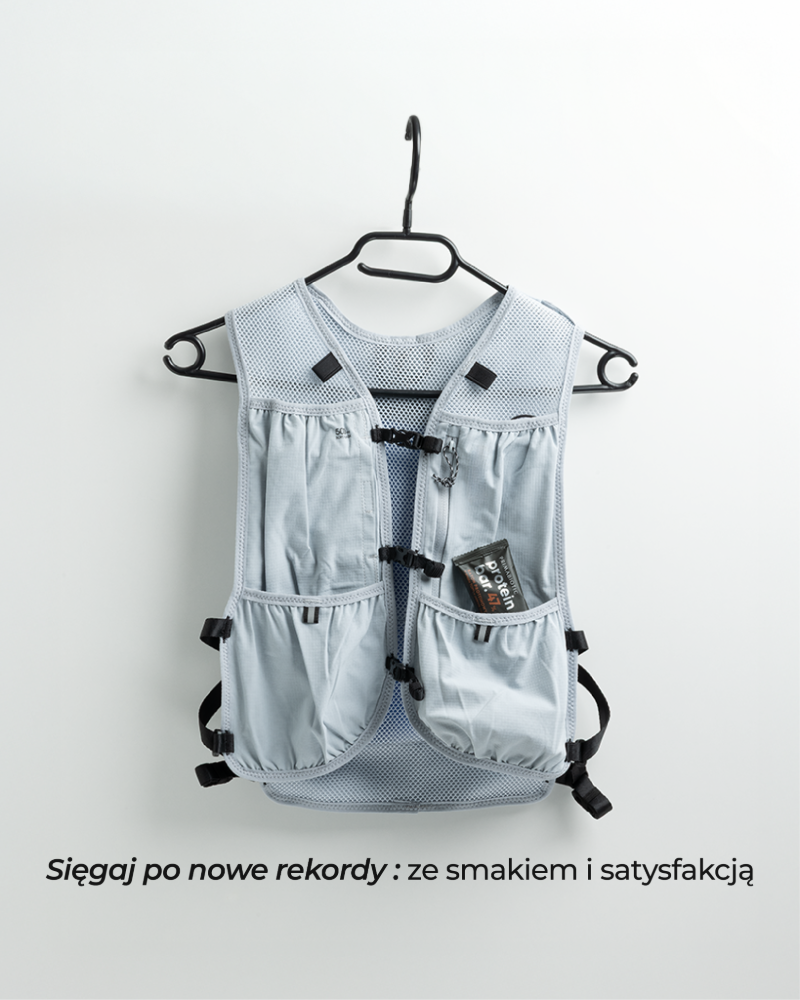 Kamizelka biegowa z batonem proteinowym Primabiotic 47% zawsze pod ręką podczas treningu