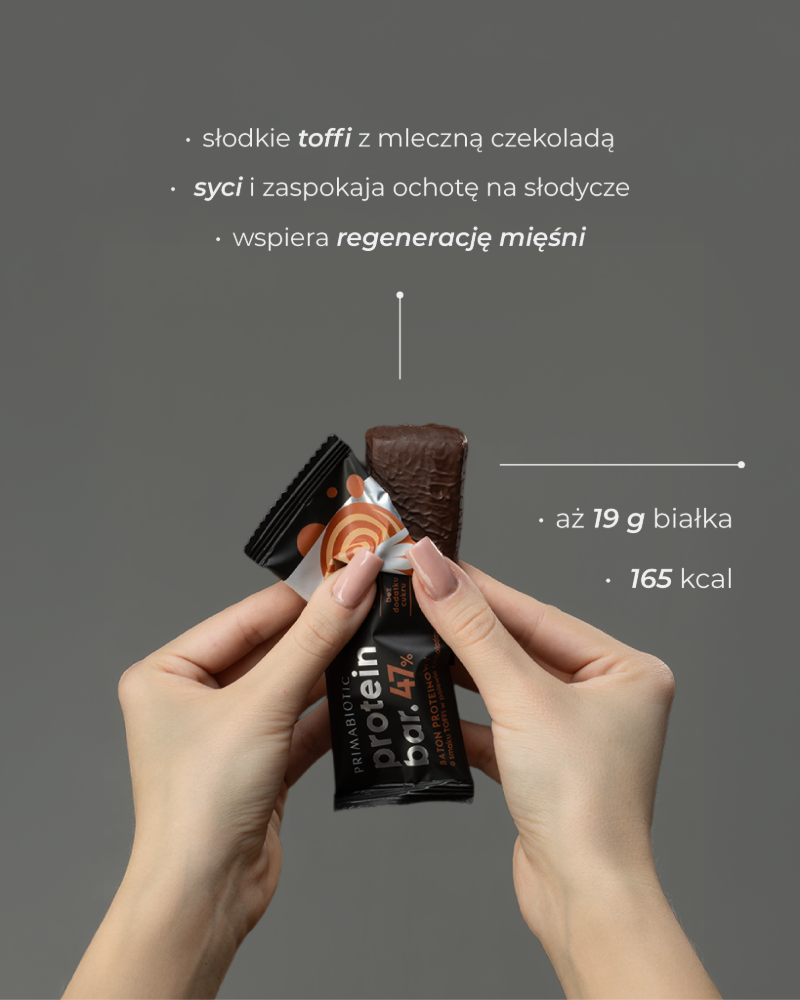 Baton proteinowy Primabiotic 47% białka o smaku toffi w czekoladzie wspierający regenerację mięśni