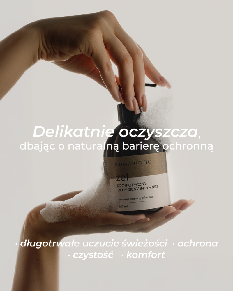 Butelka żelu probiotycznego Primabiotic trzymana w dłoniach. Na pierwszym planie napis: Delikatnie oczyszcza dbając o naturalną barierę ochronną. 