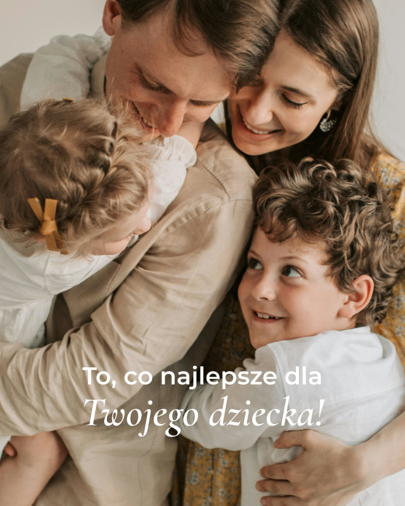 Uśmiechnięci rodzice z dwójką dzieci