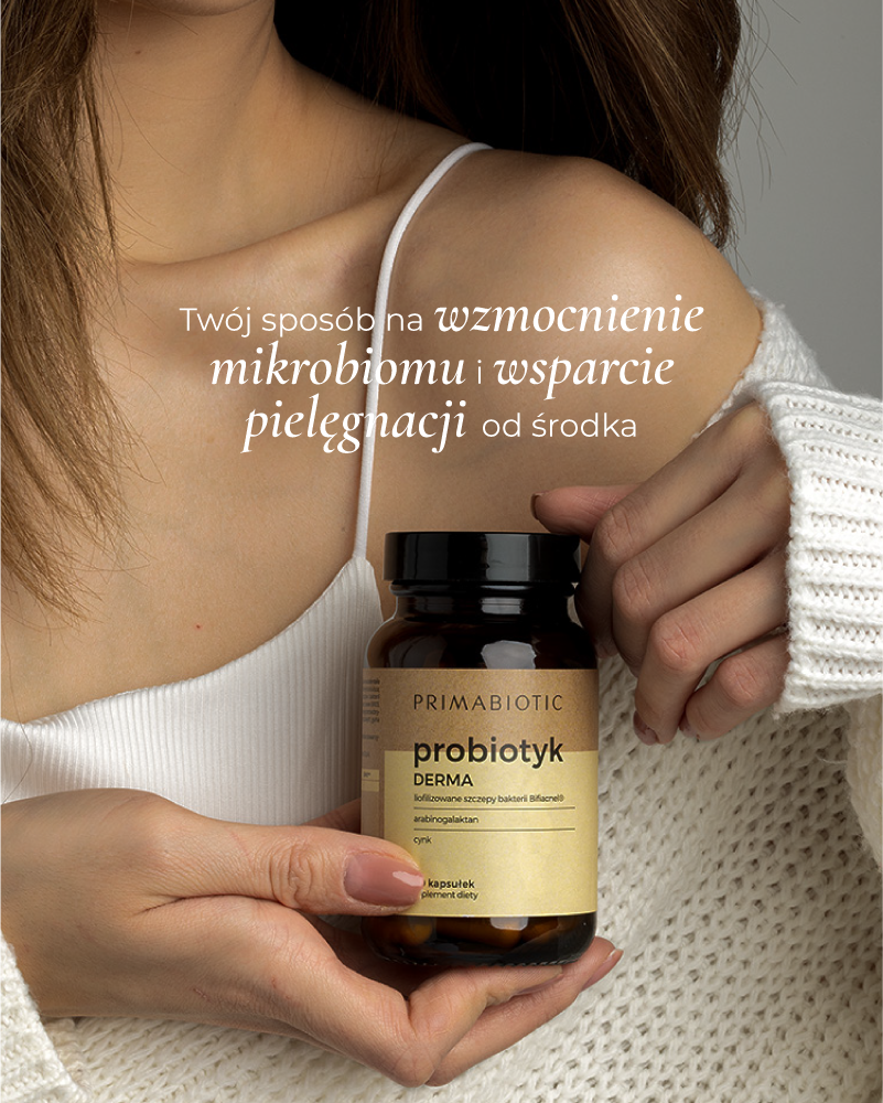 Kobieta w białym topie trzyma w ręku Probiotyk Derma na wzmocnienie mikrobiomu i wsparcie pielęgnacji od środka