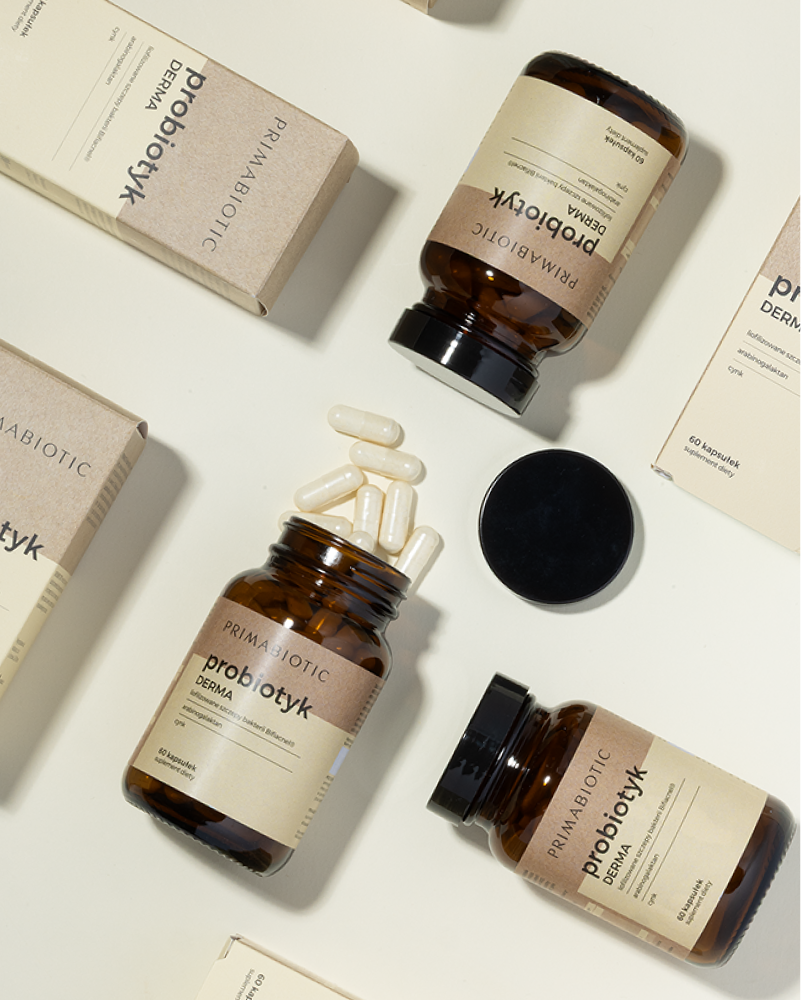 Probiotyk Derma Primabiotic w kapsułkach wspierający skórę i mikrobiom leżący obok opakowań produktu