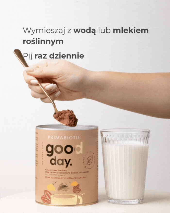 Dłoń wsypująca kakao funkcjonalne do szklanki z mlekiem