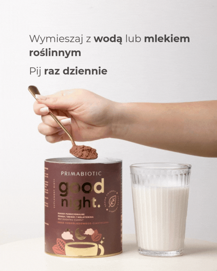 Dłoń wsypująca kakao funkcjonalne good night do szklanki z mlekiem