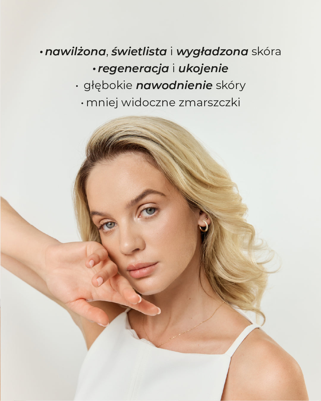 Kobieta o blond włosach pokazuje nawilżoną, świetlistą i wygładzoną skórę bez zmarszczek po suplementacji kwasu hialuronowego Primabiotic