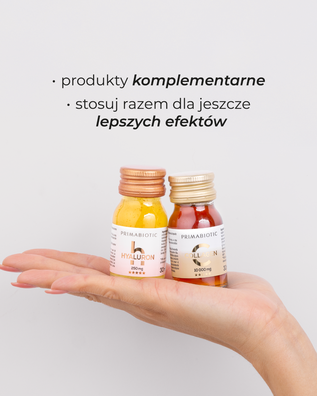 Dłoń trzymająca buteleczki Primabiotic Collagen i Primabiotic Hyaluron. Podpis w górnej części grafiki: produkty komplementarne, stosuj razem dla jeszcze lepszych efektów.