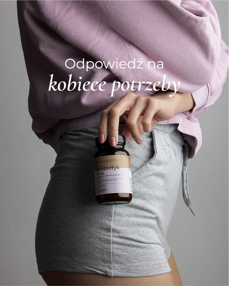 Kobieta trzyma probiotyk Intima Primabiotic jako wsparcie zdrowia intymnego i kobiecych potrzeb