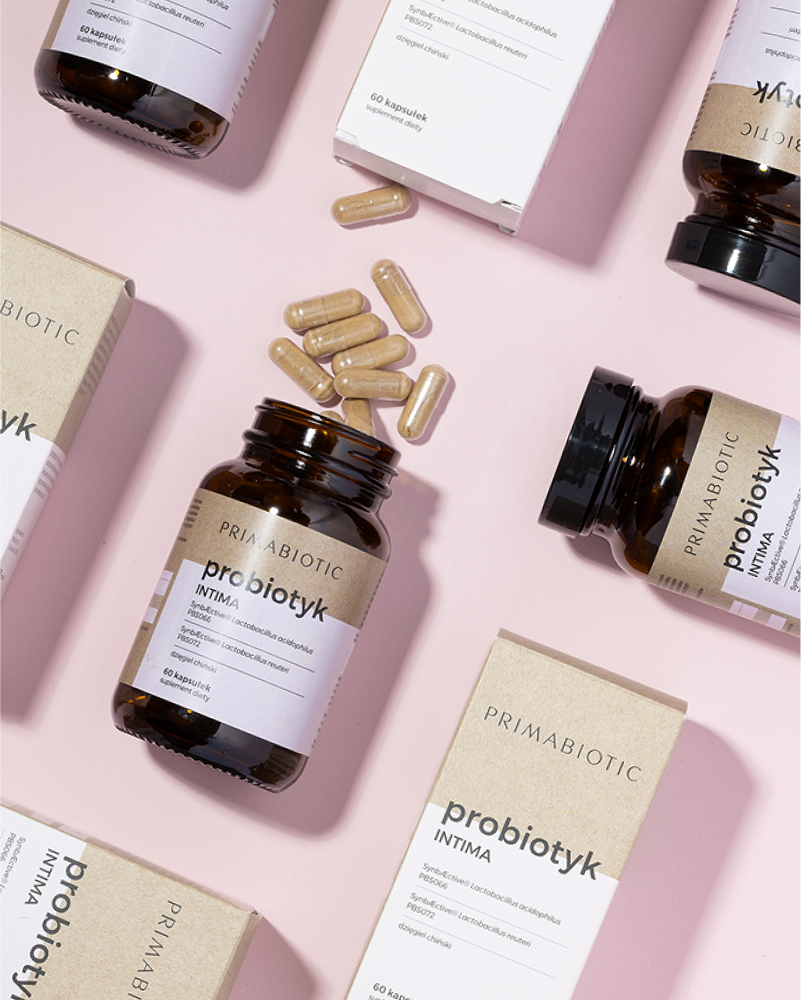 Probiotyk Intima Primabiotic w kapsułkach wspierający zdrowie intymne i mikrobiom leżący obok opakowań suplementu