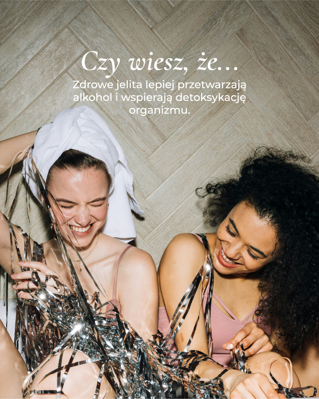 Dwie kobiety dobrze się bawią na imprezie po wypiciu Primabiotic Kac Zero wspierającym detoksykację organizmu 
