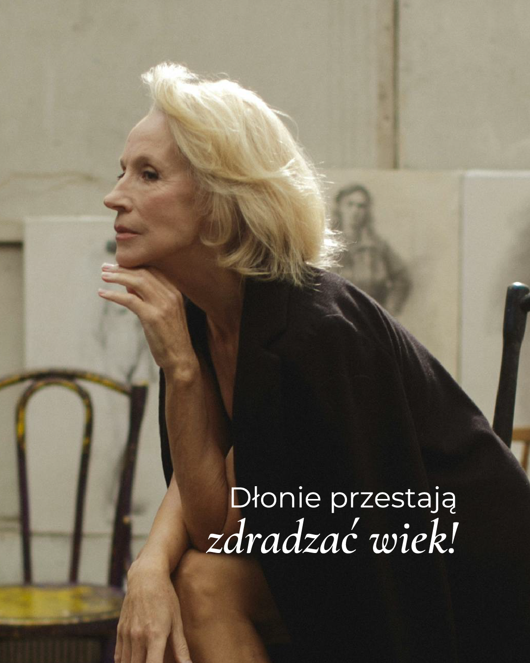 Elegancka starsza kobieta siedzi na krześle eksponując zadbaną dłoń. Napis: dłonie przestają zdradzać wiek!