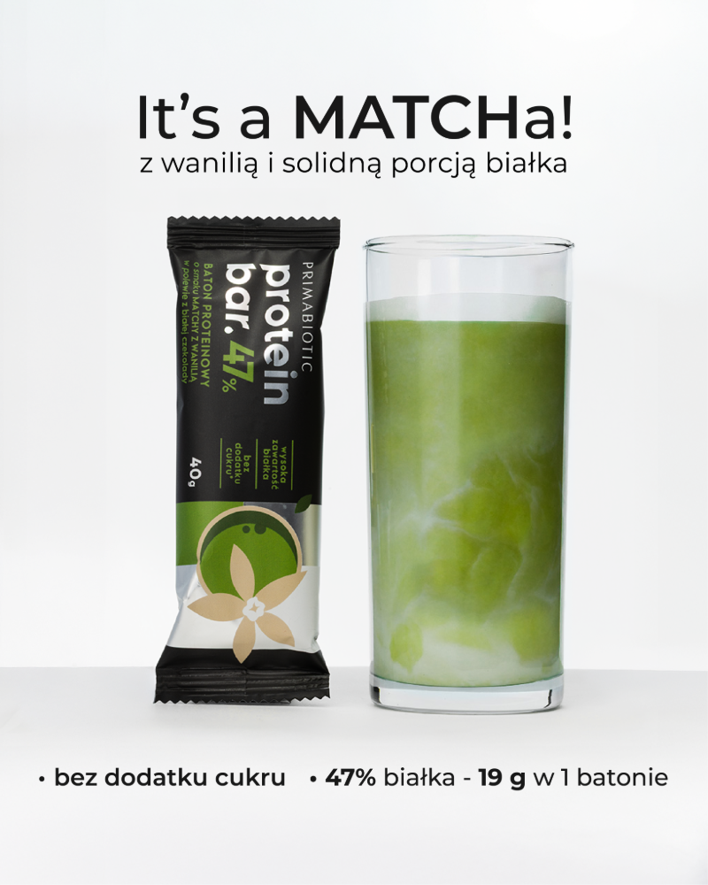 Baton proteinowy Primabiotic 47% o smaku matcha z wanilią obok zielonego napoju, wysokobiałkowa przekąska bez dodatku cukru