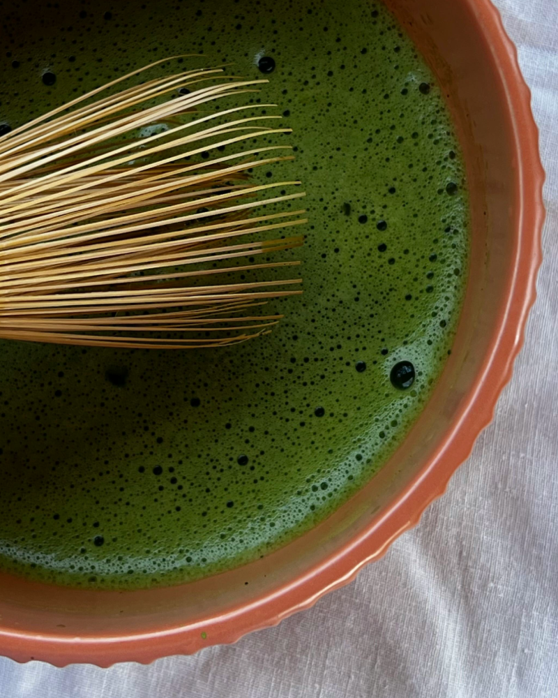 spieniona zielona matcha mieszana bambusową trzepaczką, naturalne źródło antyoksydantów i wsparcie energii