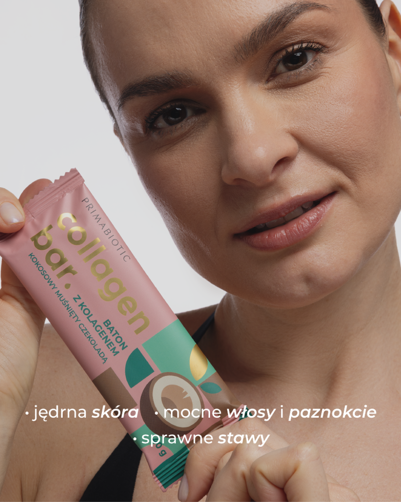 Kobieta trzyma w dłoniach baton z kolagenem Primabiotic o smaku kokosa