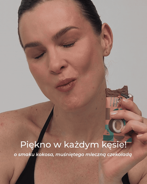 Modelka jedząca baton kolagenowy o smaku kokosa