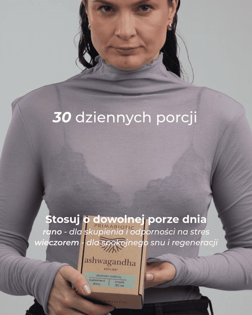 modelka-wyjmuje-buteleczke-z-pudelka