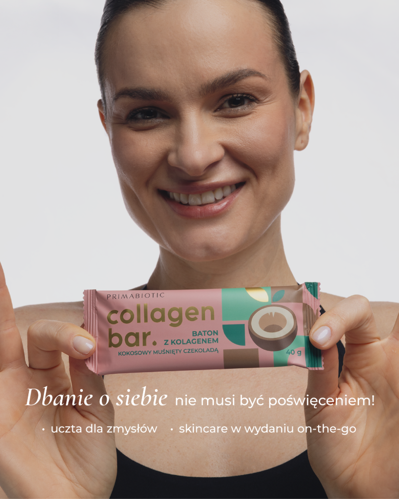 Uśmiechnięta kobieta trzymająca baton collagen bar o smaku kokosowym