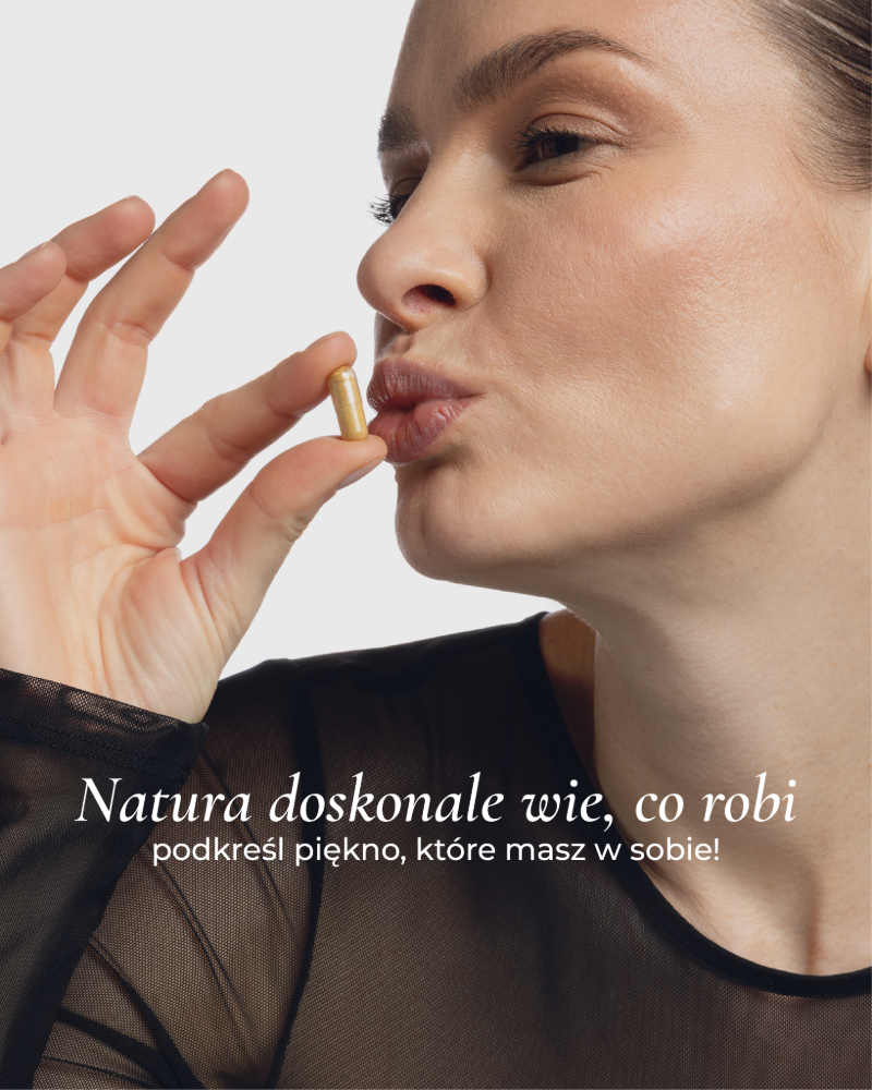 Kobieta trzymająca w dłoni tabletkę na urodę Primabiotic