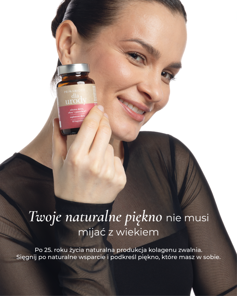 Kobieta trzymająca opakowanie tabletek na urodę Primabiotic