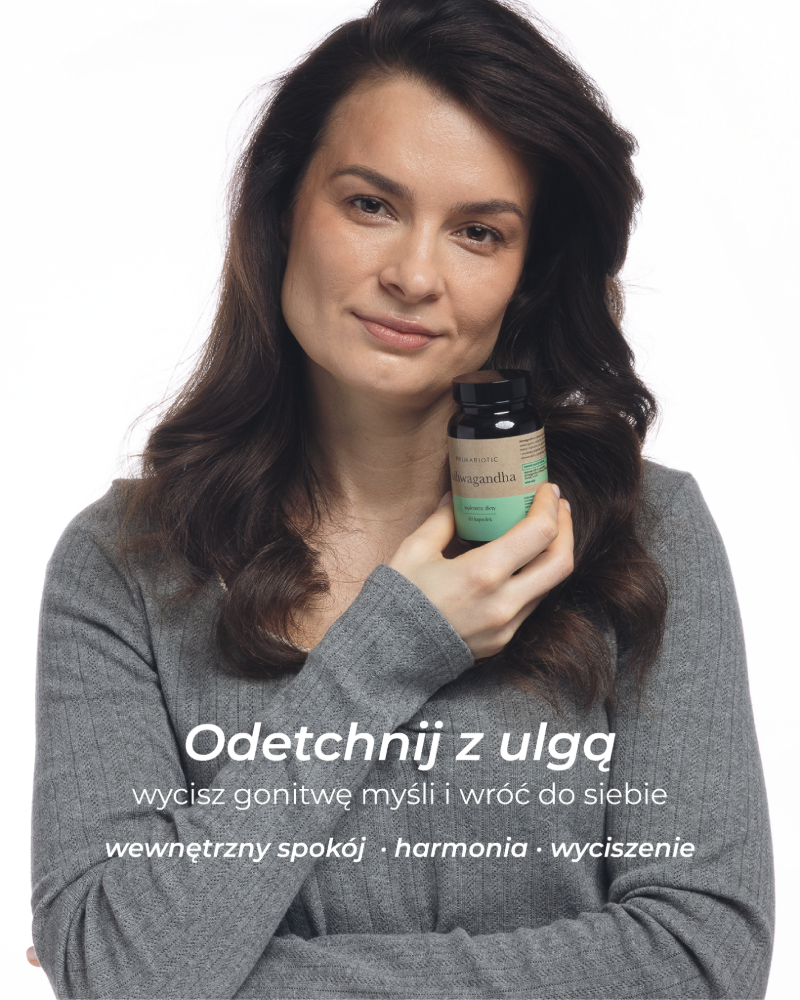 modelka z ashwagandhą w ręku
