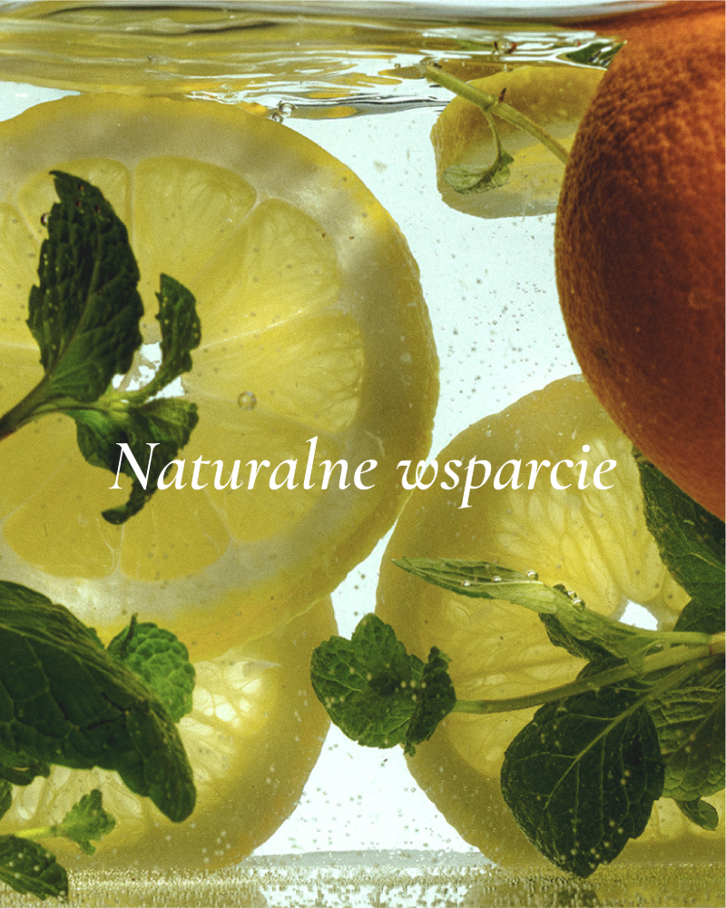 Owoce zanurzone w wodzie. Na środku napis: Naturalne wsparcie.