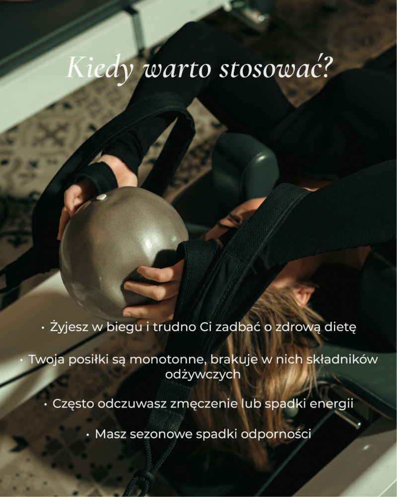 Kobieta ćwicząca na maszynie do pilatesu. Napis dotyczący multiwitaminy Primabiotic: Kiedy warto stosować? 