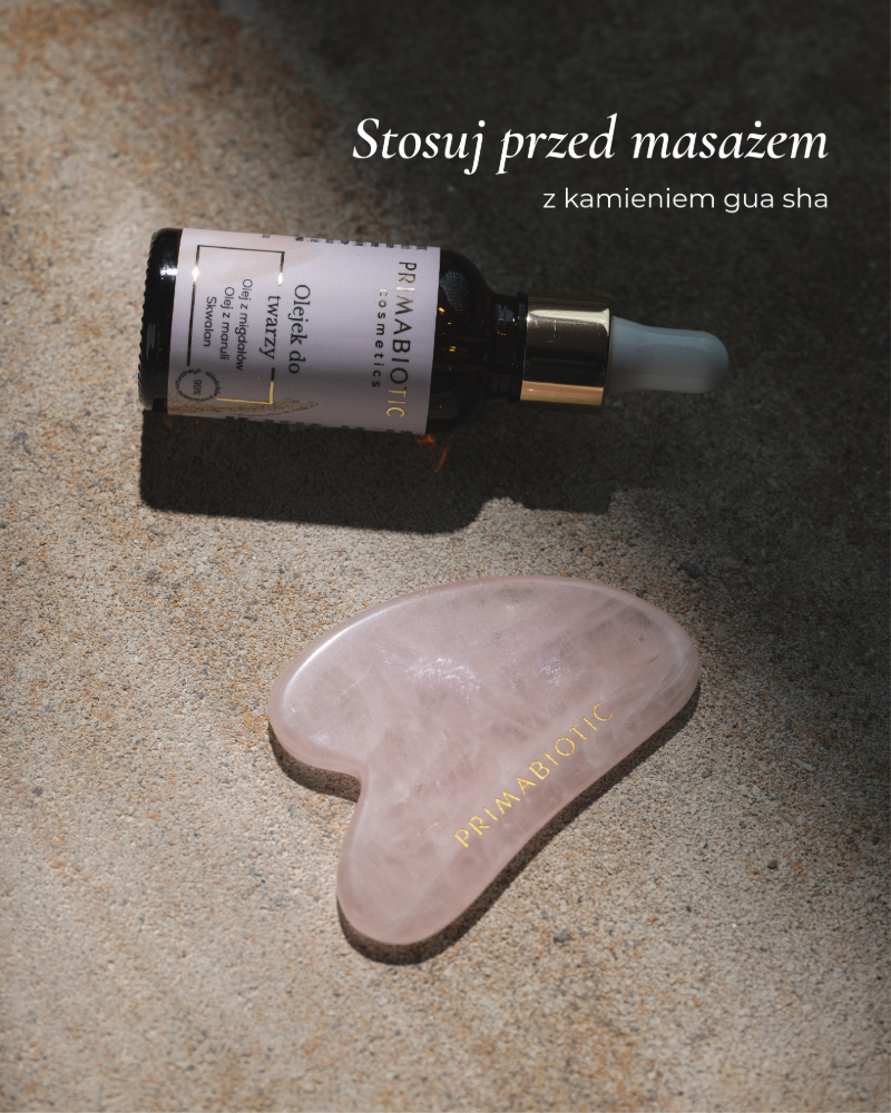 Olejek do twarzy i gua sha Primabiotic. Na górze napis: stosuj przed masażem z kamieniem gua sha.