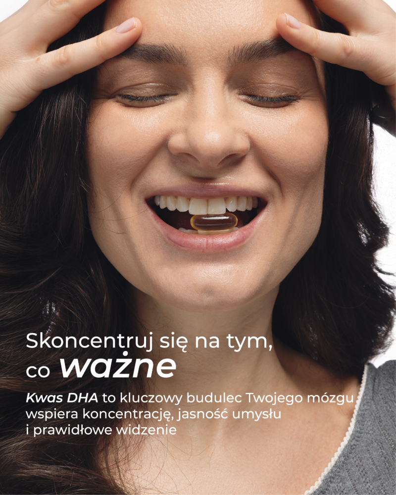 Kobieta trzyma w zębach kapsułkę z Omega i witaminą D3 Primabiotic. W dolnej części napis: skoncentruj się na tym, co ważne. Kwas DHA to kluczowy budulec Twojego mózgu, wspiera koncentrację, jasność umysłu i prawidłowe widzenie.