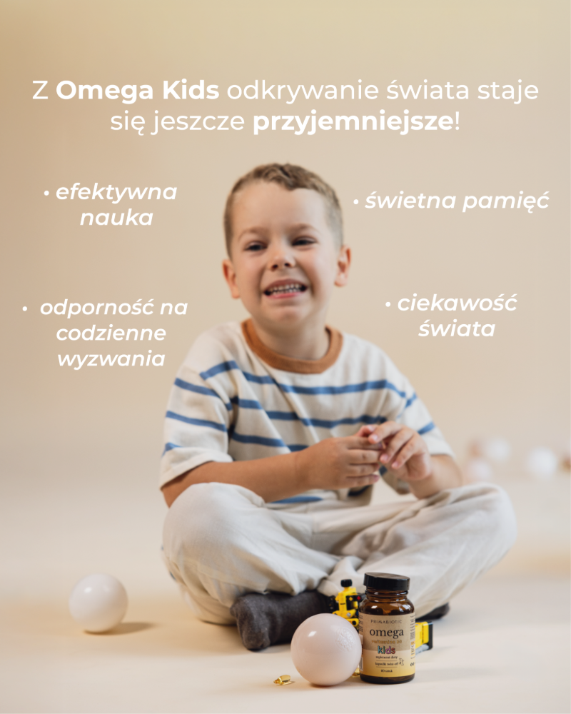 Chłopiec bawiący się zabawką. Na pierwszym planie kapsułki omega z witaminą D3 Primabiotic. U góry napis: Z omega kids odkrywanie świata staje się jeszcze przyjemniejsze!