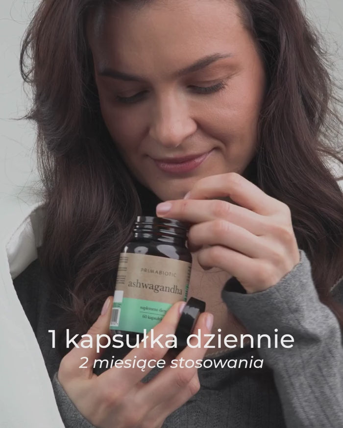modelka łyka kapsułkę z ashwagandhą Primabiotic 
