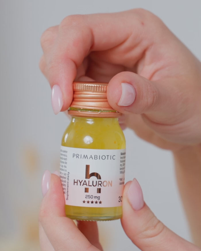 modelka-pije-hyaluron