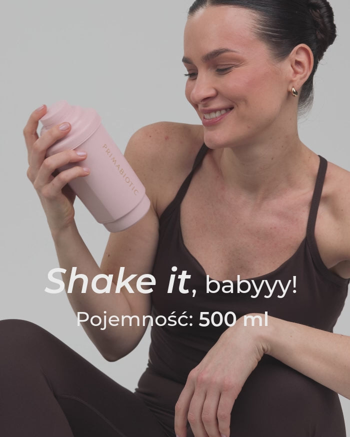 modelka-pije-shake