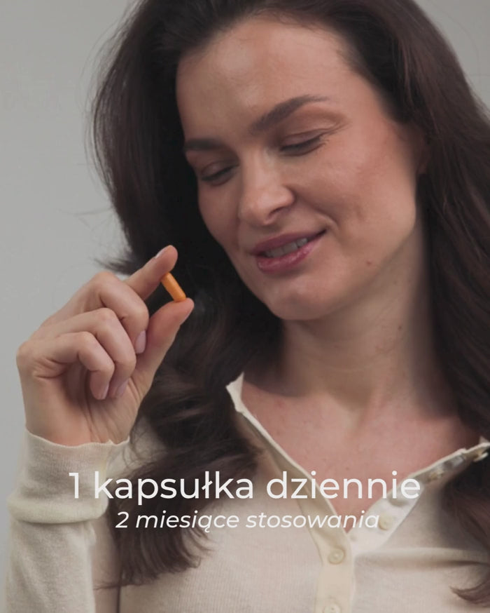 Modelka połyka kapsułkę z kurkumą i piperyną