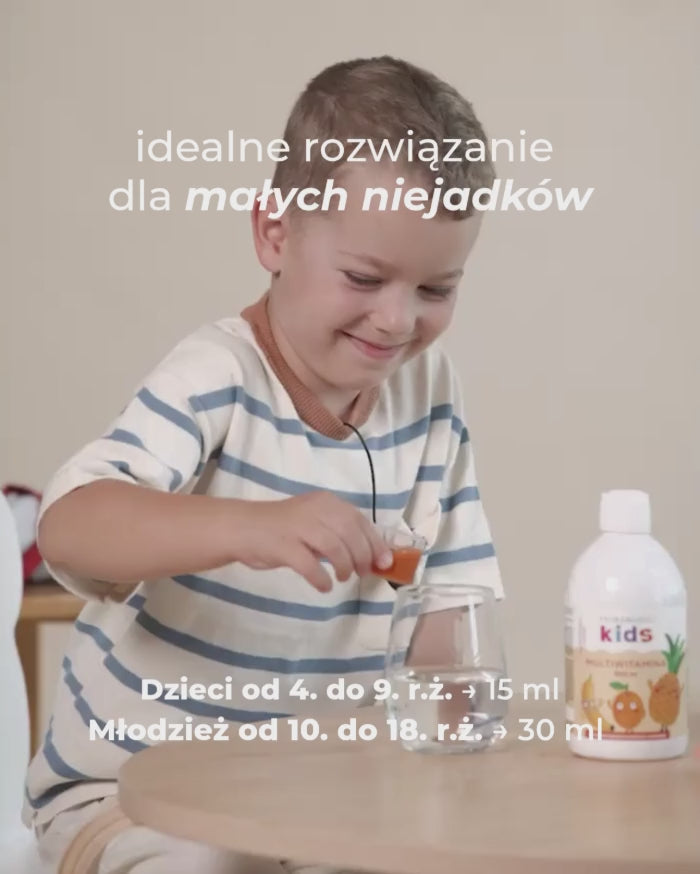 chlopiec-pije-multiwitamine