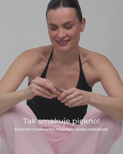 modelka zjada baton z kolagenem Primabiotic