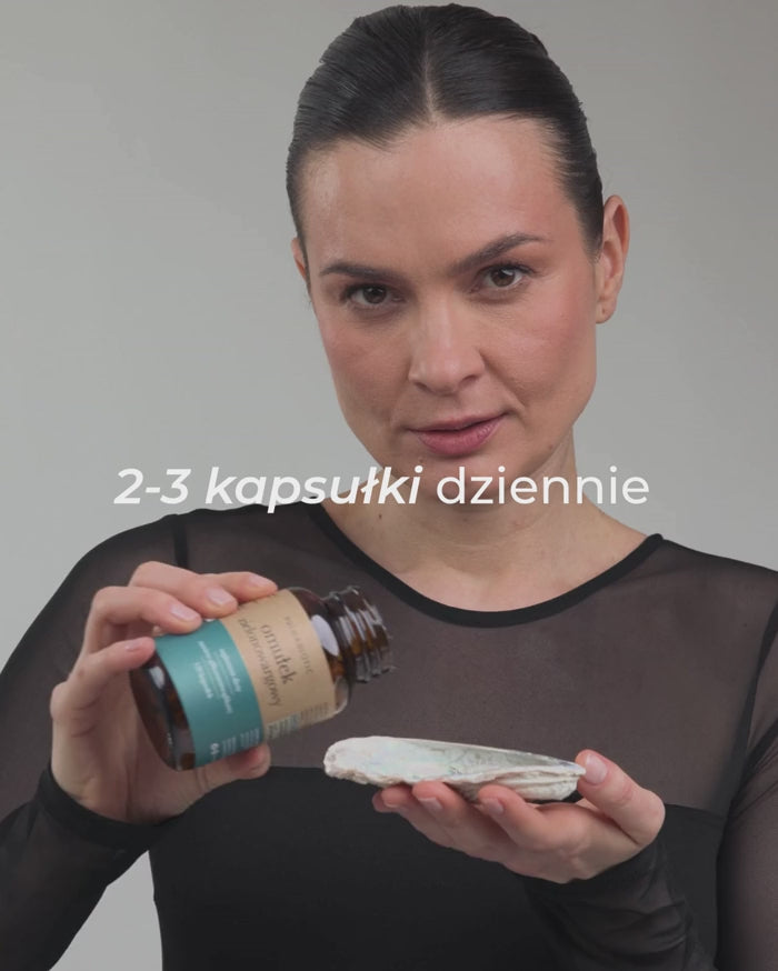 Kobieta wysypuje na tackę kapsułki z omułkiem zielonowargowym od Primabiotic